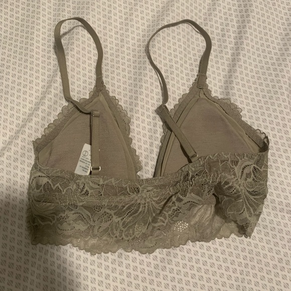 Gilly Hicks - Picture 2 of 3